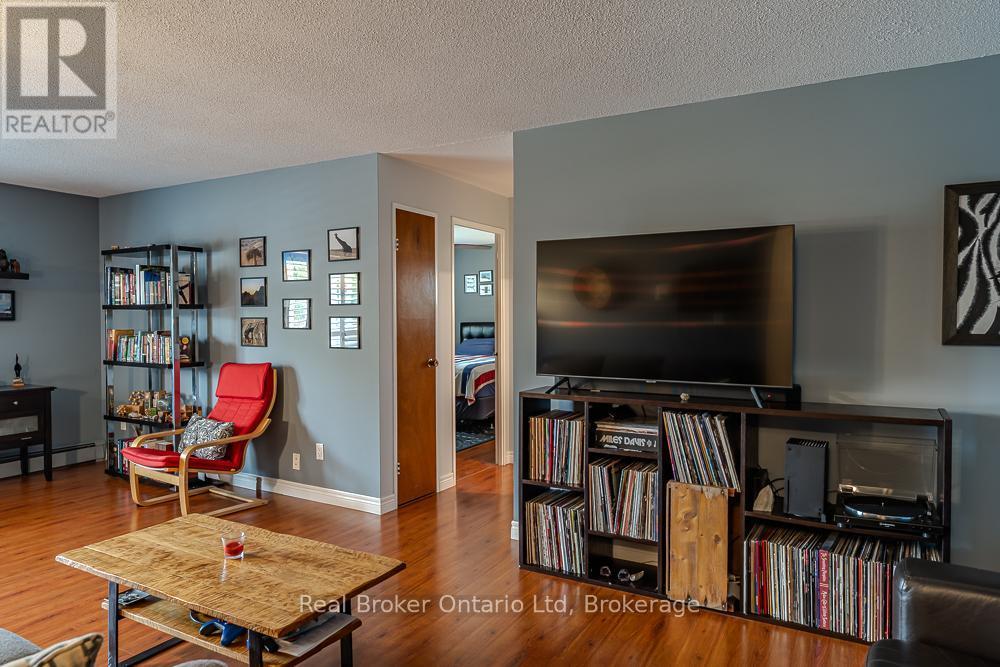 202 - 925 10Th Avenue E, Owen Sound, ON - Indoor Photo Showing Living Room