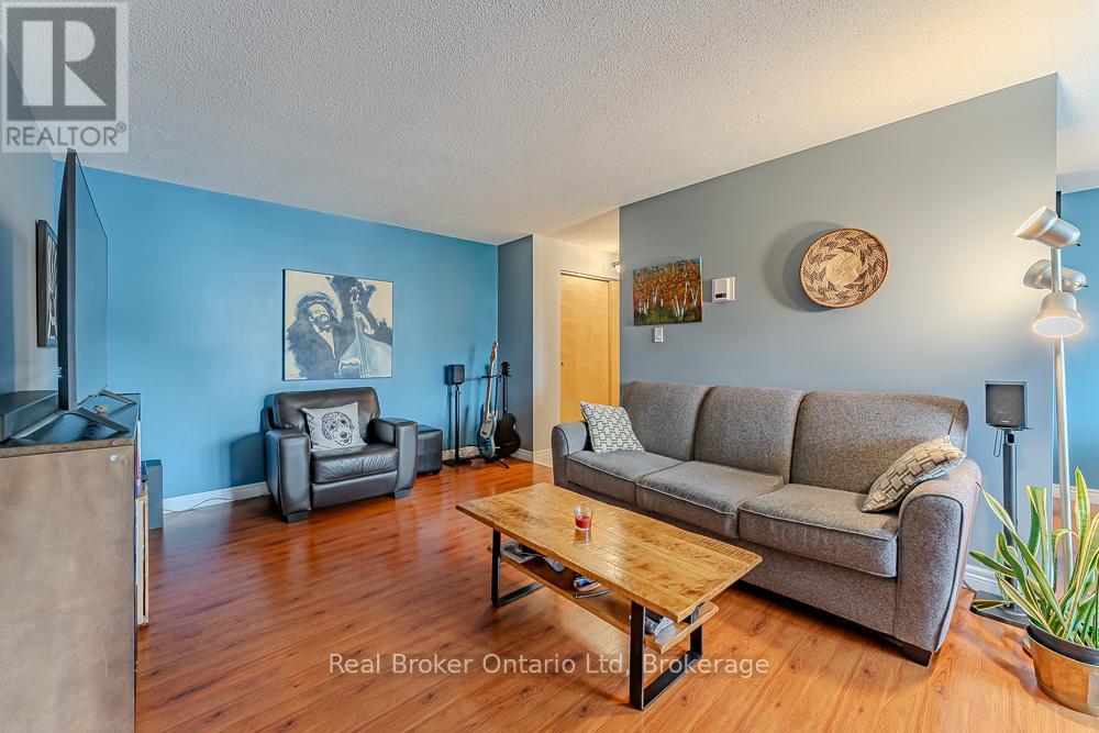 202 - 925 10Th Avenue E, Owen Sound, ON - Indoor Photo Showing Living Room