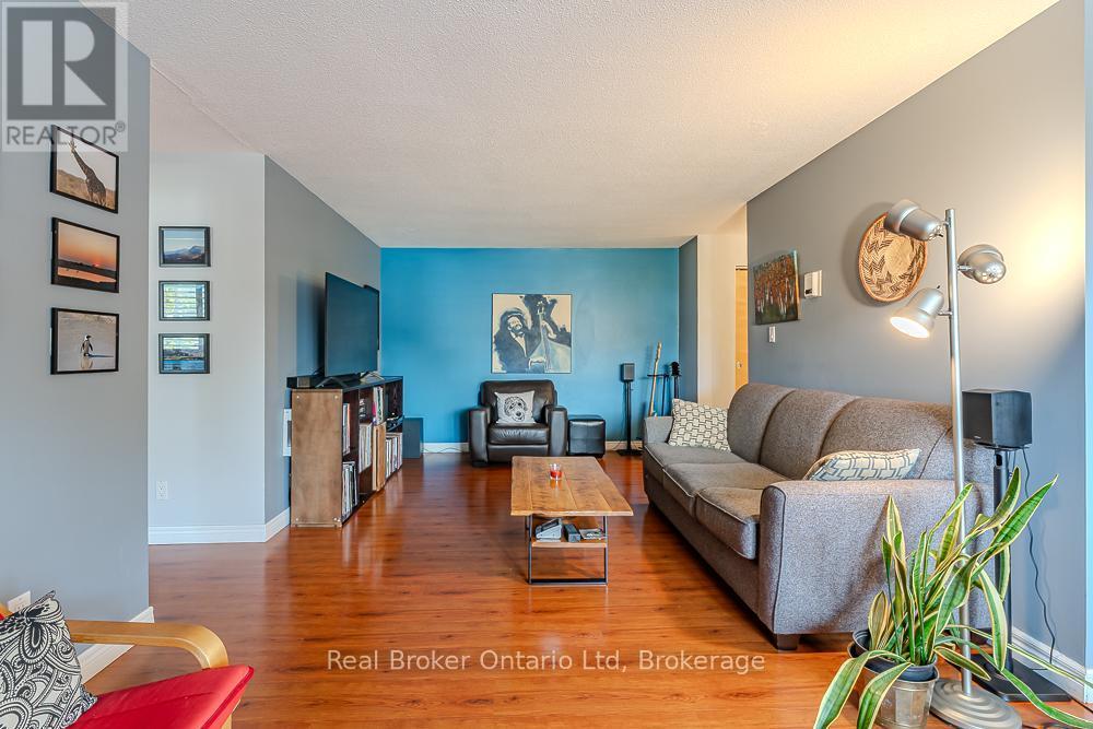 202 - 925 10Th Avenue E, Owen Sound, ON - Indoor Photo Showing Living Room