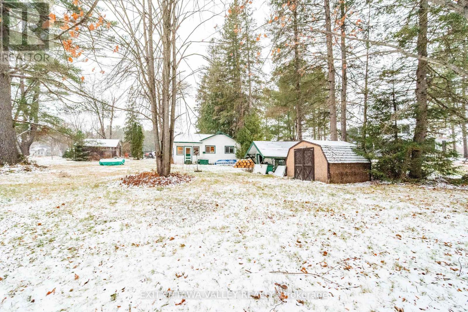 6 Ottawa Street, Laurentian Hills, ON - Outdoor