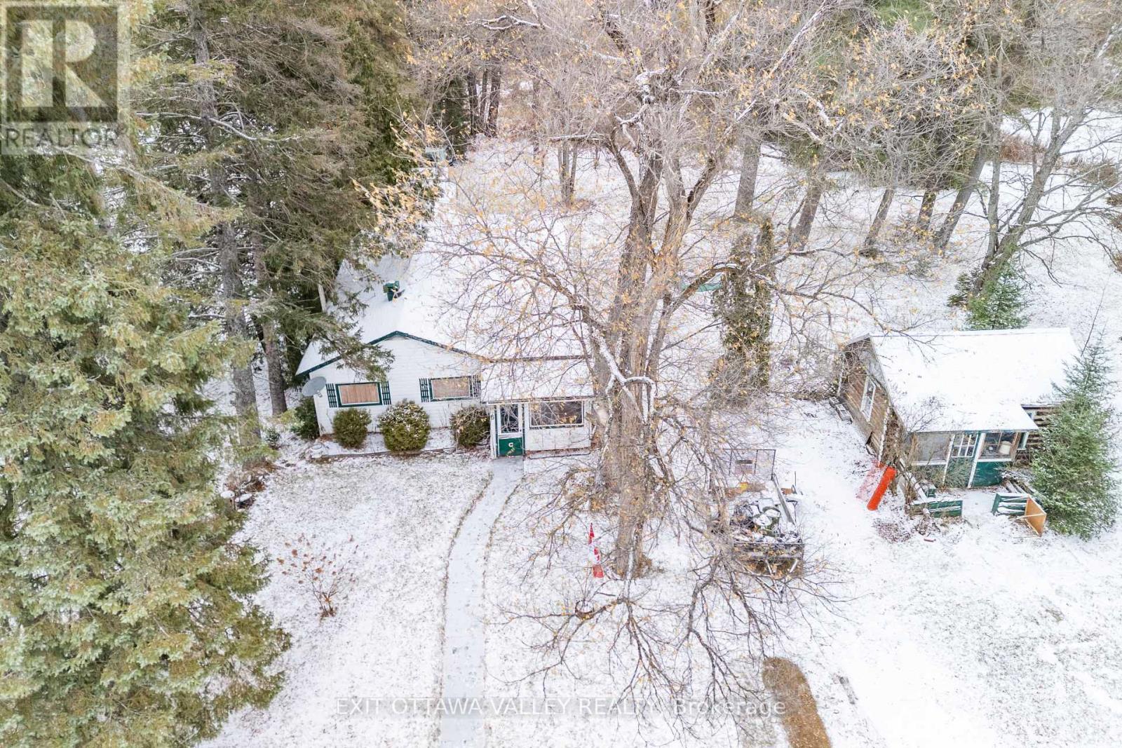 6 Ottawa Street, Laurentian Hills, ON - Outdoor