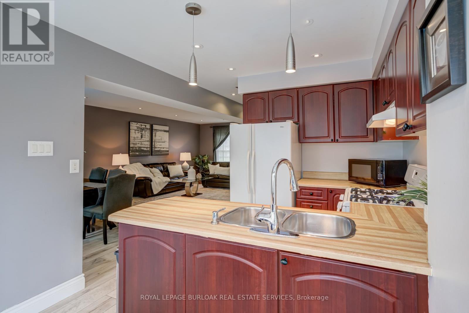 2055 Hunters Wood Drive, Burlington, ON - Indoor Photo Showing Kitchen With Double Sink