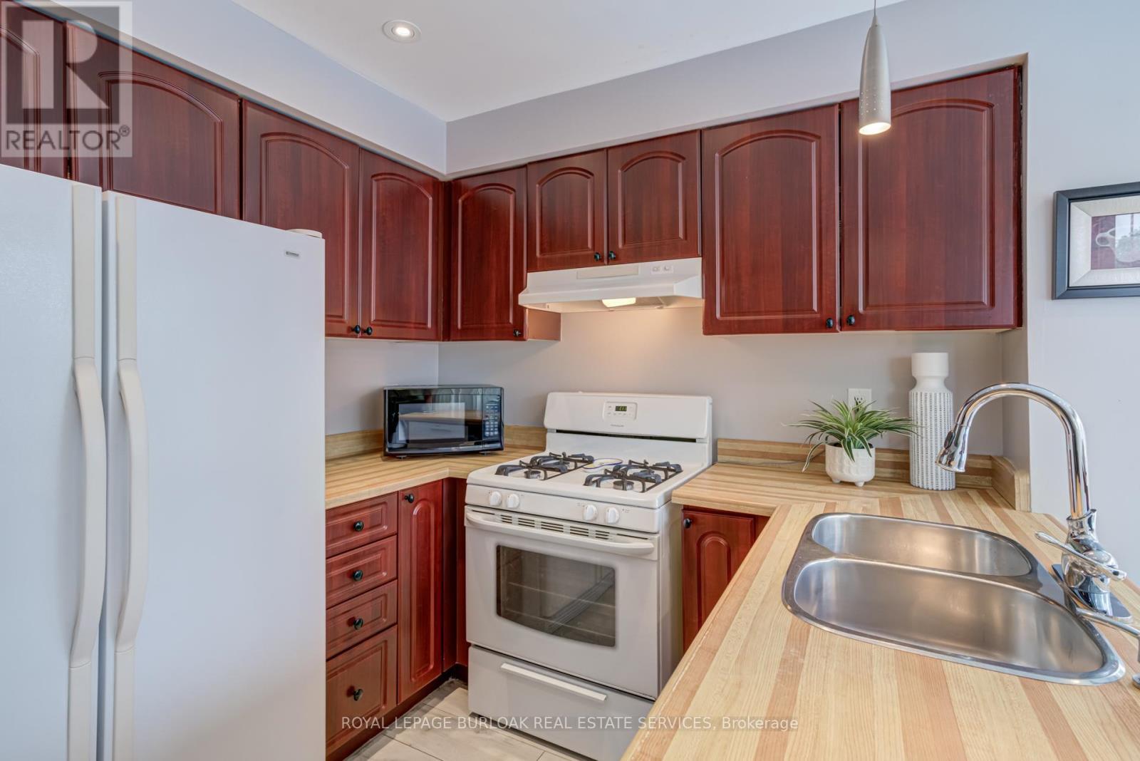 2055 Hunters Wood Drive, Burlington, ON - Indoor Photo Showing Kitchen With Double Sink