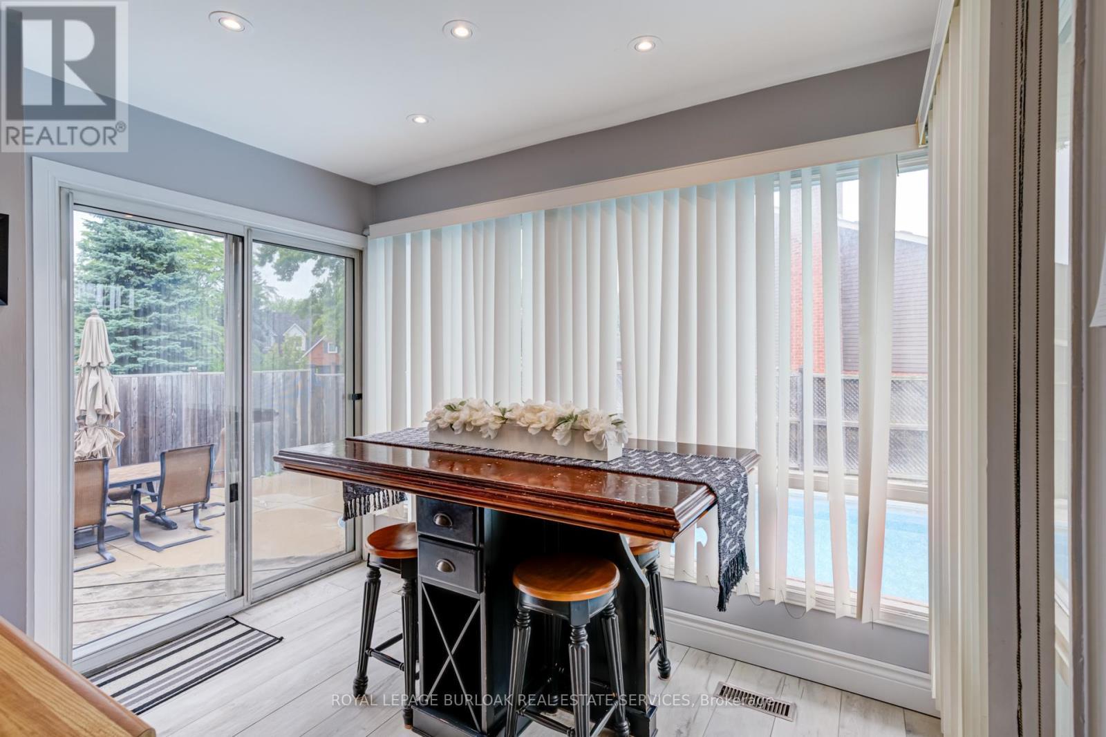 2055 Hunters Wood Drive, Burlington, ON - Indoor Photo Showing Dining Room