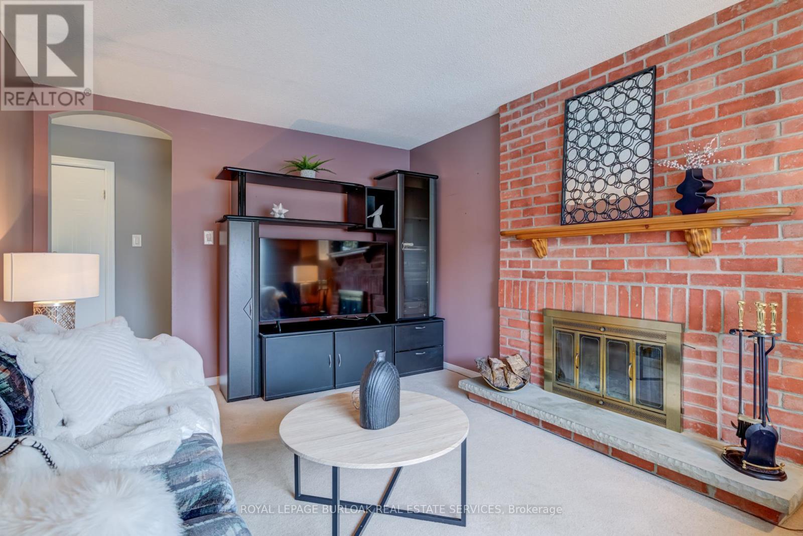 2055 Hunters Wood Drive, Burlington, ON - Indoor Photo Showing Living Room With Fireplace