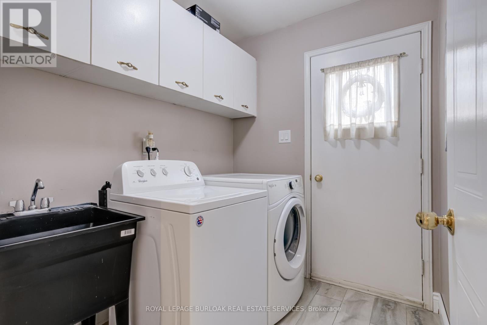 2055 Hunters Wood Drive, Burlington, ON - Indoor Photo Showing Laundry Room