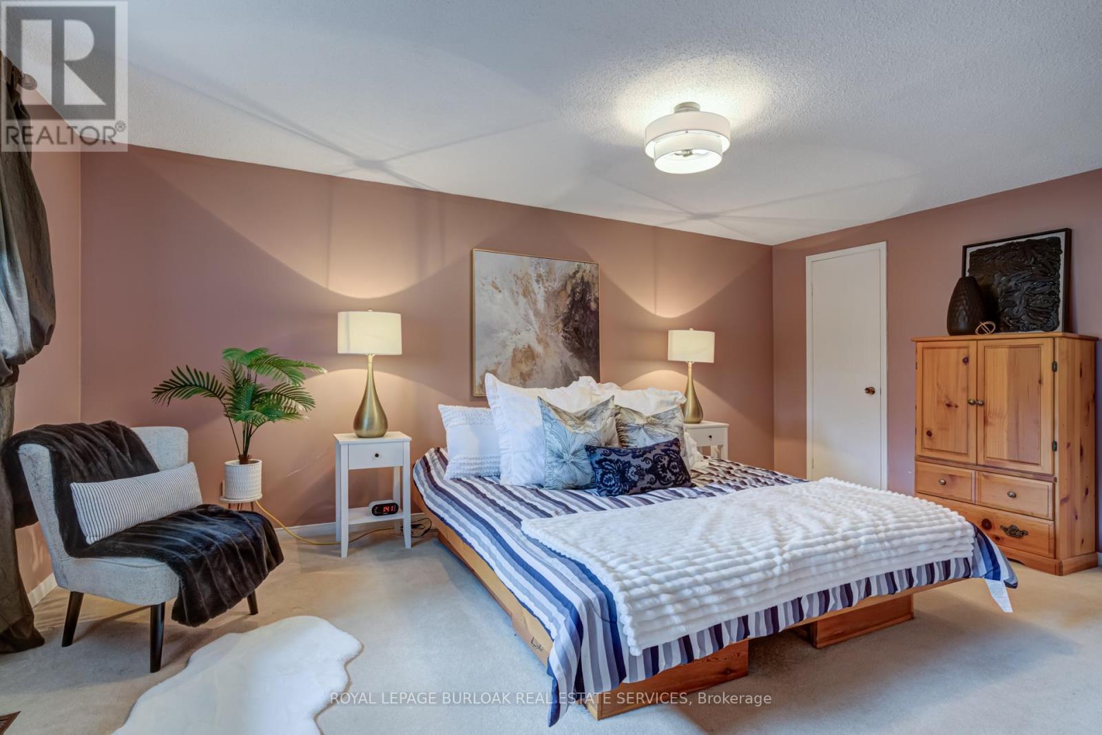 2055 Hunters Wood Drive, Burlington, ON - Indoor Photo Showing Bedroom