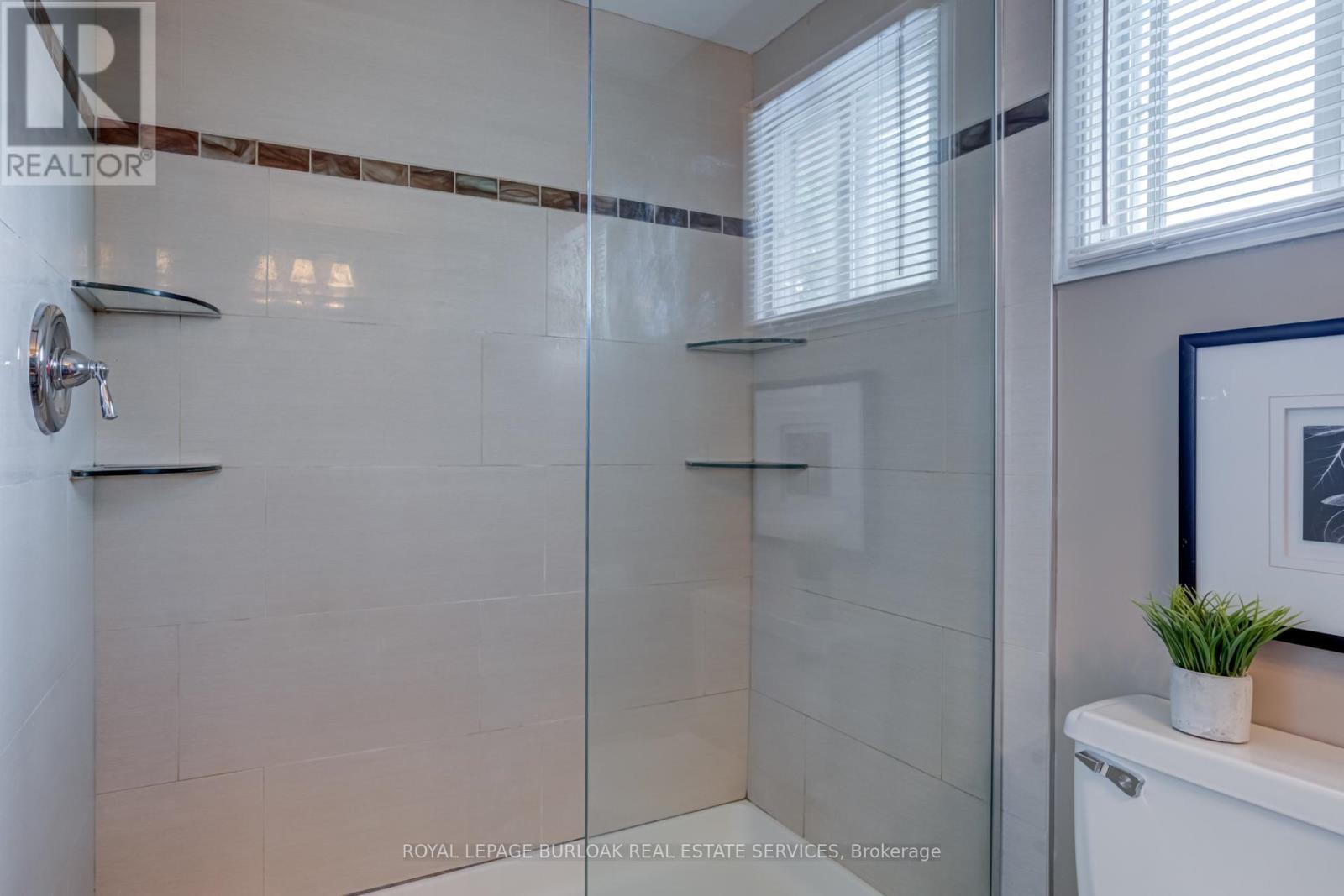 2055 Hunters Wood Drive, Burlington, ON - Indoor Photo Showing Bathroom