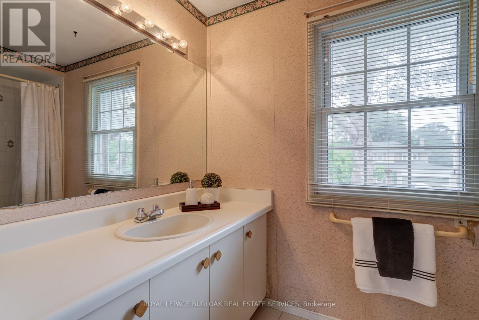 2055 Hunters Wood Drive, Burlington, ON - Indoor Photo Showing Bathroom