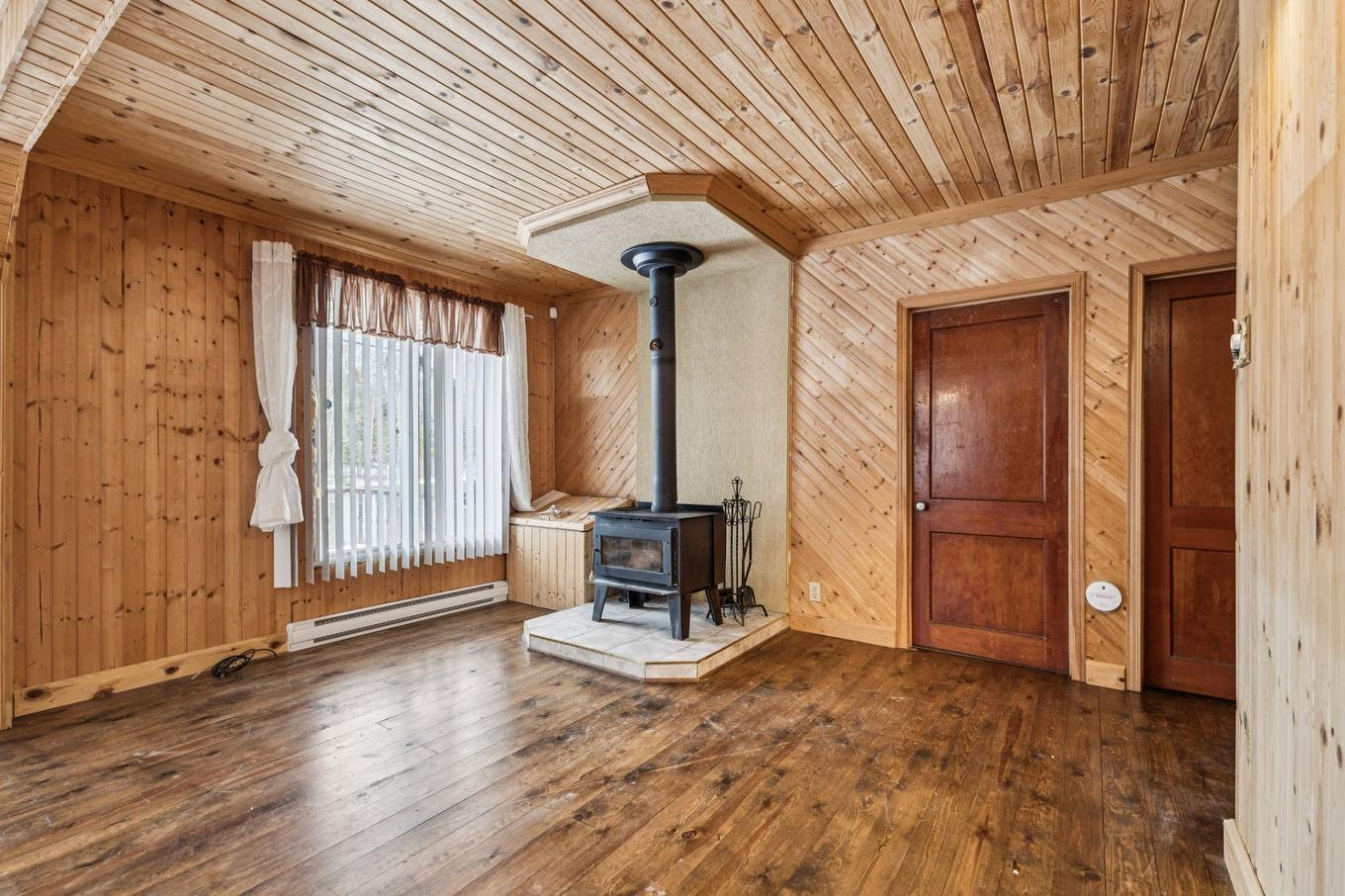 Salon - 98 Ch. Gauthier, Gracefield, QC - Indoor With Fireplace