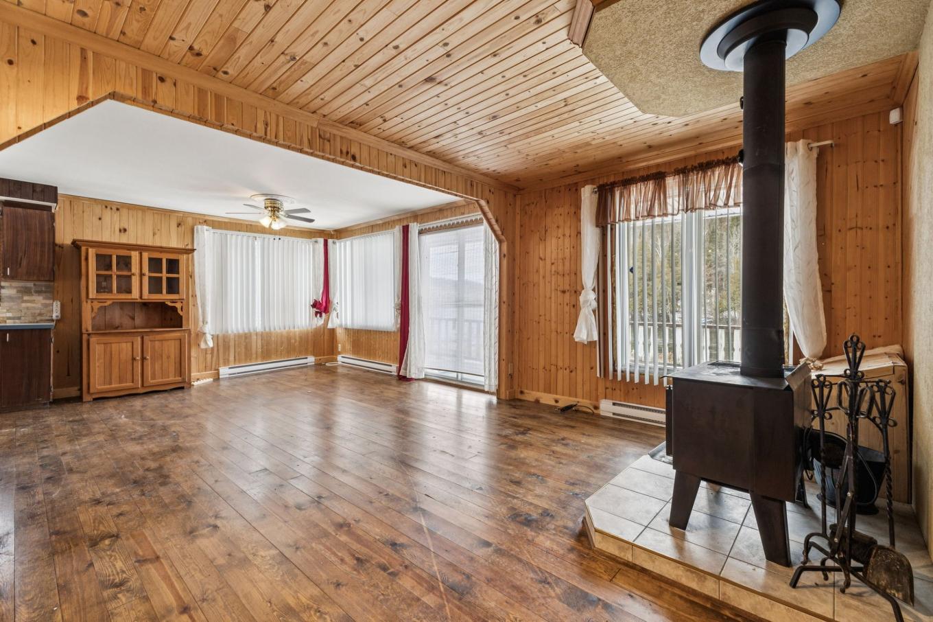 Salon - 98 Ch. Gauthier, Gracefield, QC - Indoor Photo Showing Other Room