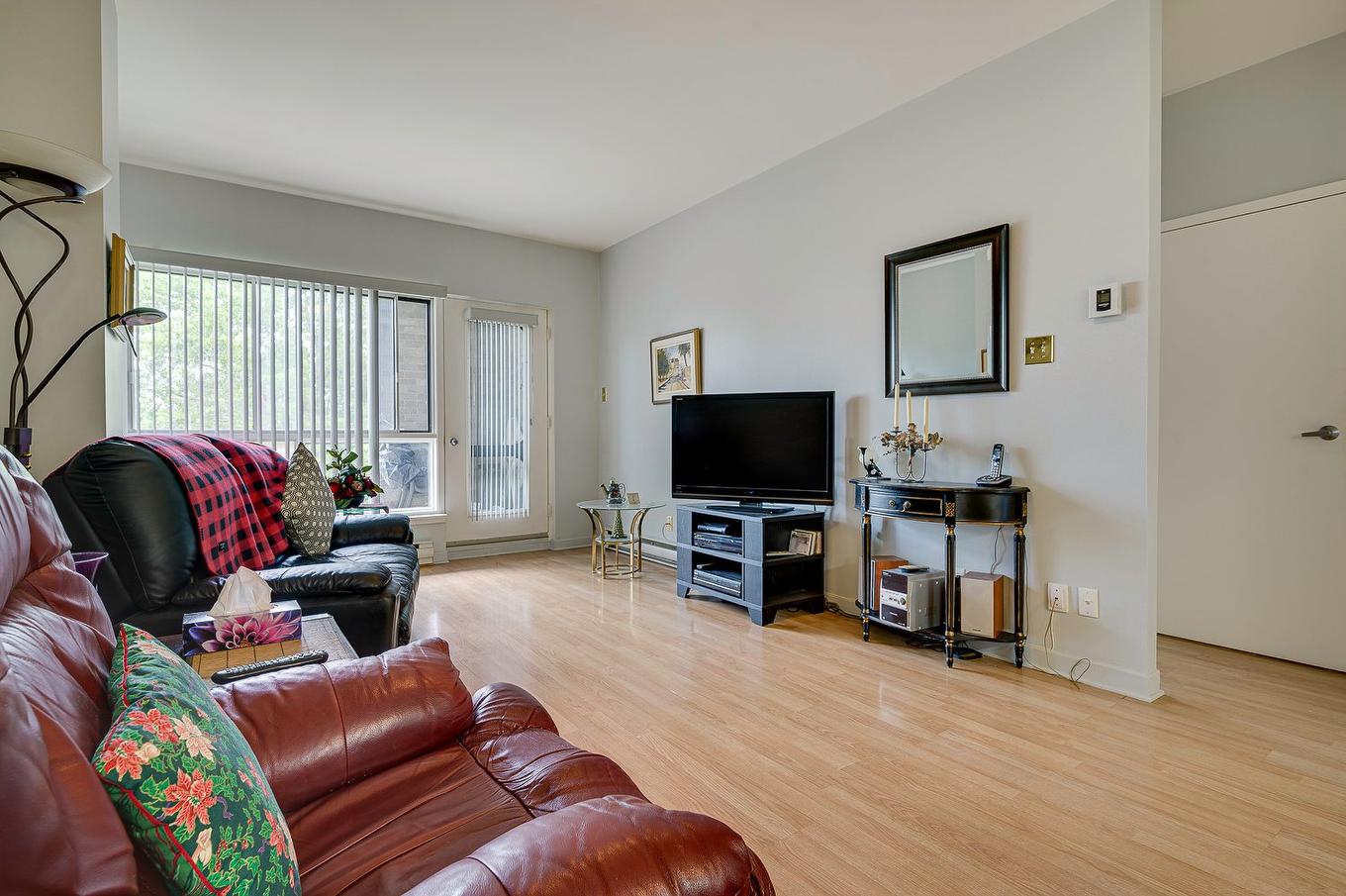 Living room - 201-305 Rue Laviolette, Saint-Jérôme, QC - Indoor Photo Showing Living Room