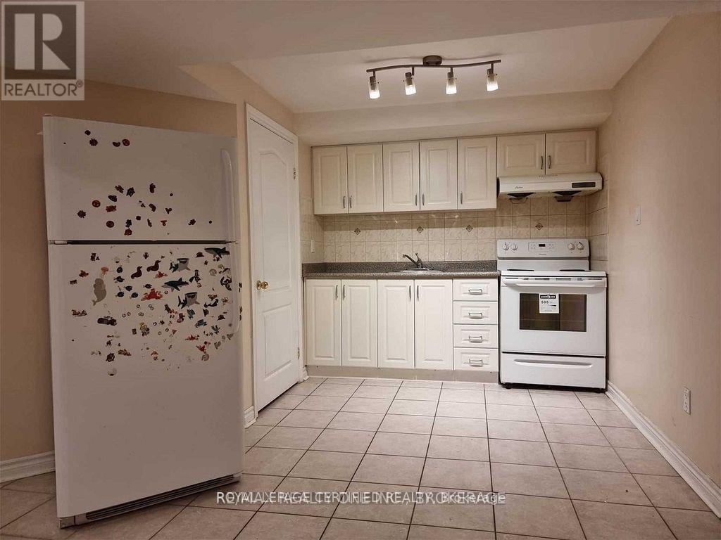 Bsmt - 1 Softneedle Avenue, Brampton, ON - Indoor Photo Showing Kitchen