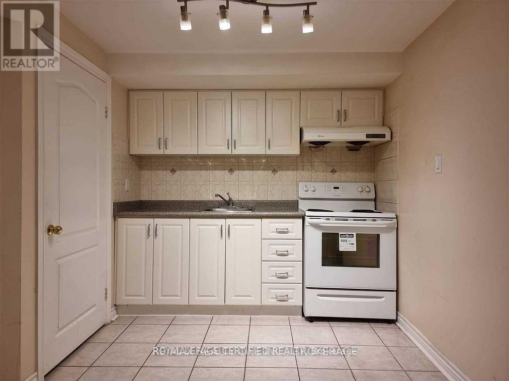 Bsmt - 1 Softneedle Avenue, Brampton, ON - Indoor Photo Showing Kitchen