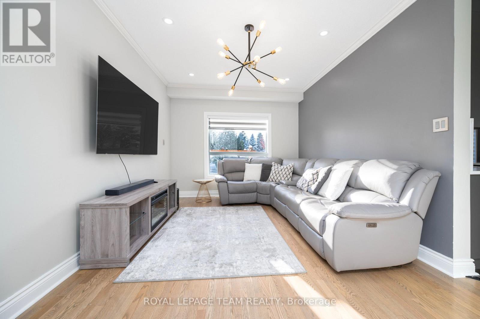 115 Grandpark Circle, Ottawa, ON - Indoor Photo Showing Living Room