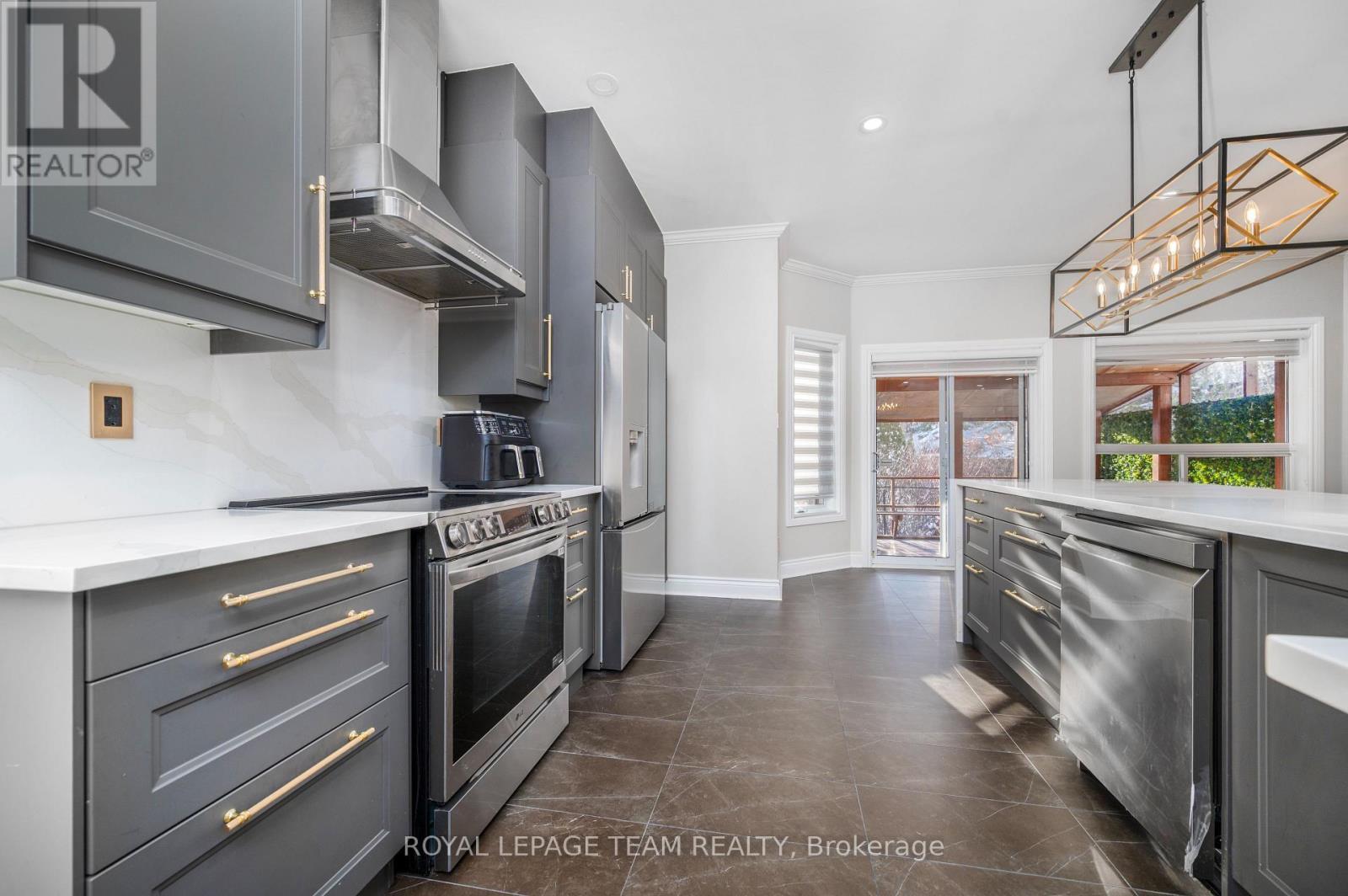 115 Grandpark Circle, Ottawa, ON - Indoor Photo Showing Kitchen With Upgraded Kitchen