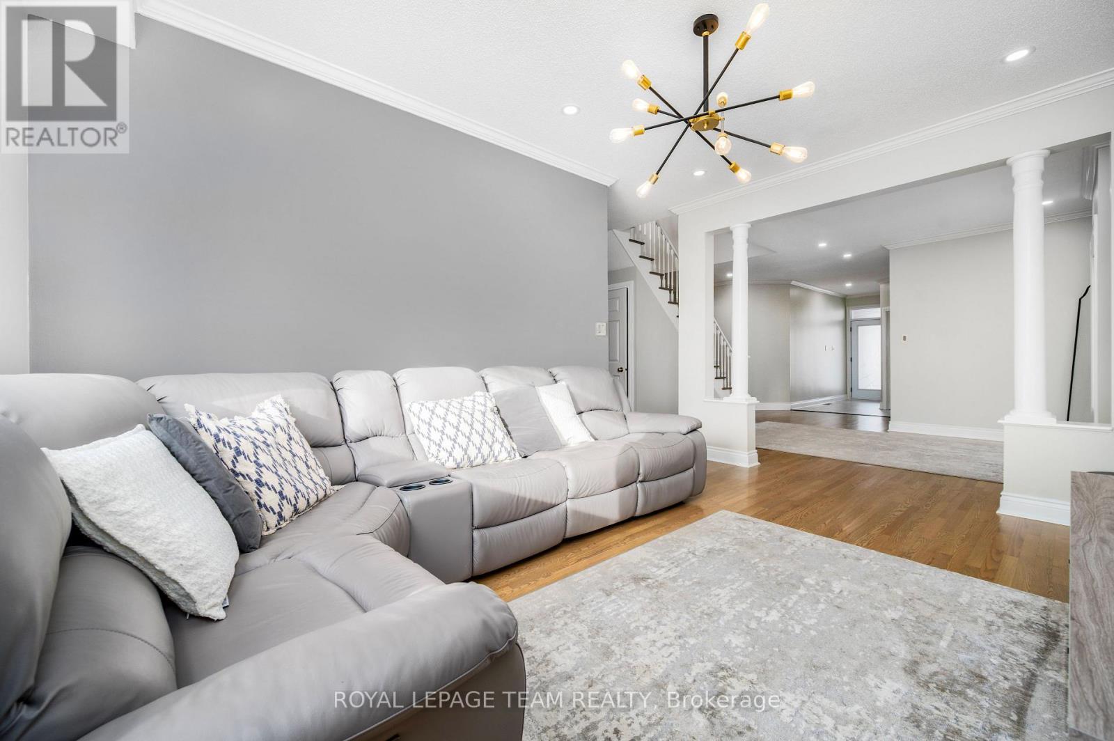 115 Grandpark Circle, Ottawa, ON - Indoor Photo Showing Living Room