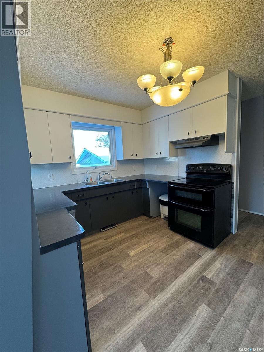 203 2Nd, Stenen, SK - Indoor Photo Showing Kitchen With Double Sink