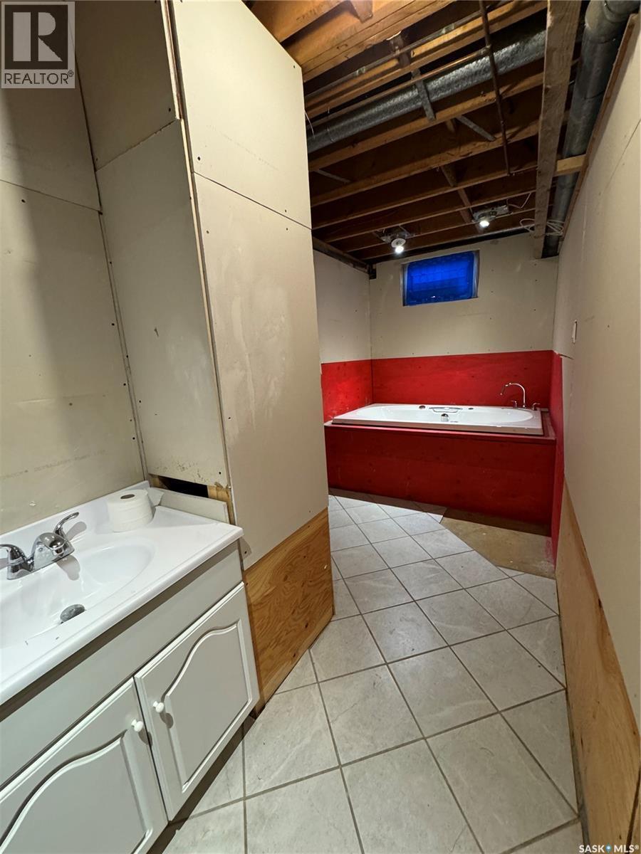 203 2Nd, Stenen, SK - Indoor Photo Showing Laundry Room