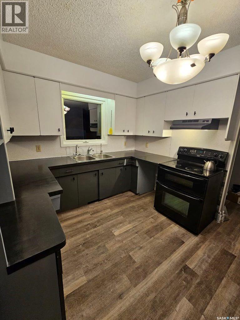 203 2Nd, Stenen, SK - Indoor Photo Showing Kitchen With Double Sink