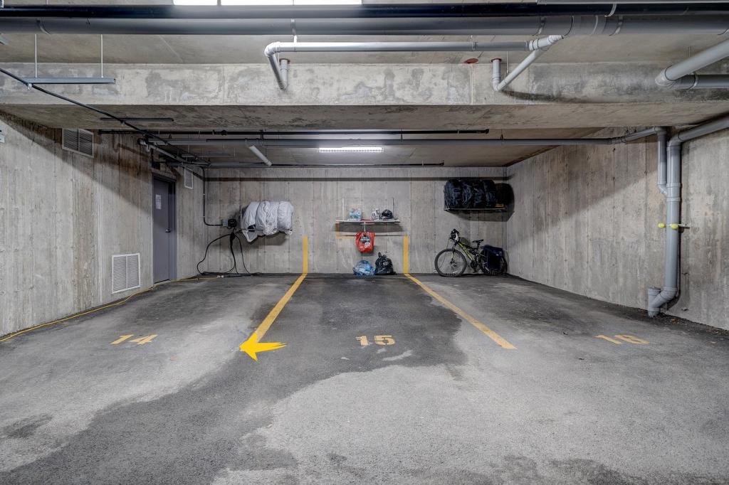 Garage - 403-465 Av. De La Belle-Dame, La Prairie, QC - Indoor Photo Showing Garage