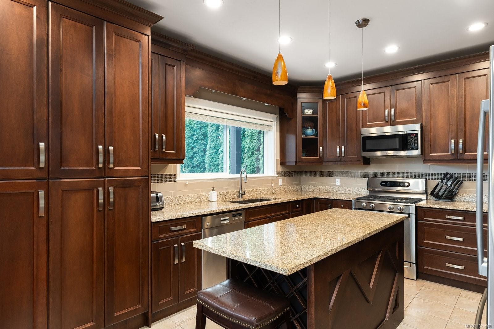 5173 Lochside Dr, Saanich, BC