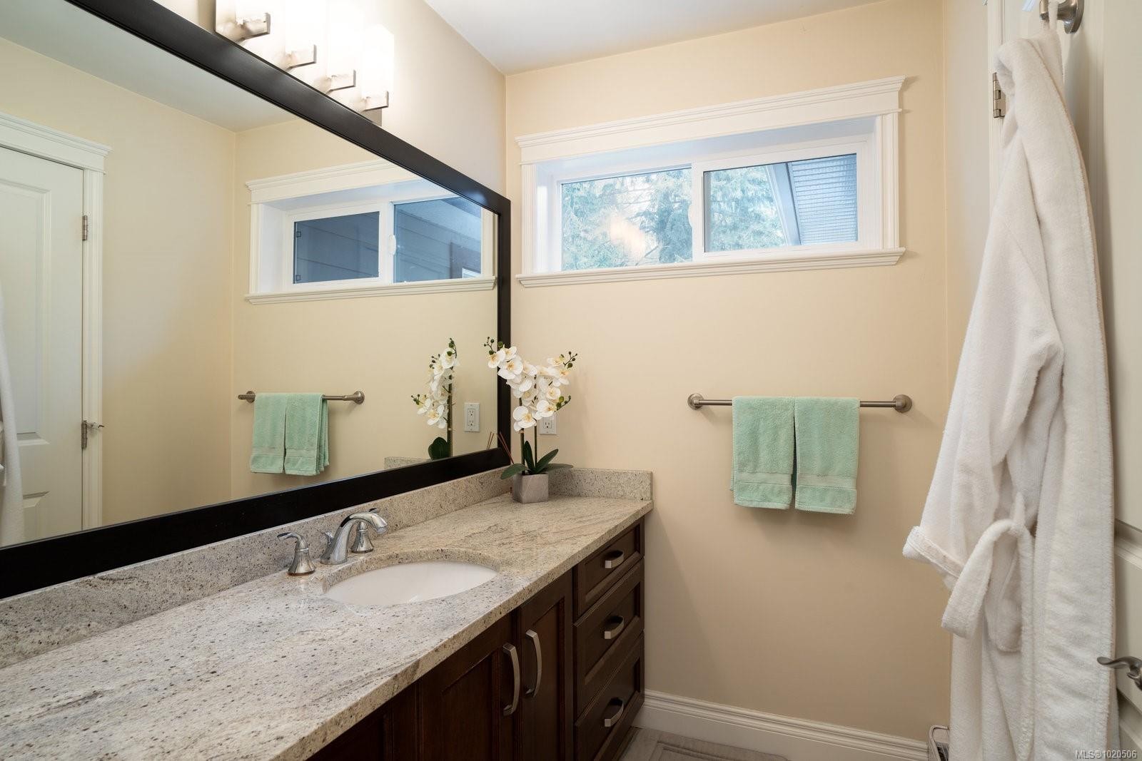 5173 Lochside Dr, Saanich, BC