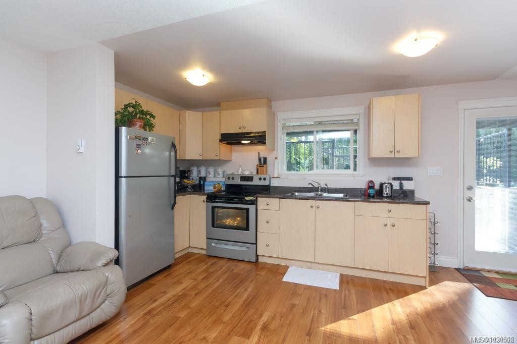 5173 Lochside Dr, Saanich, BC