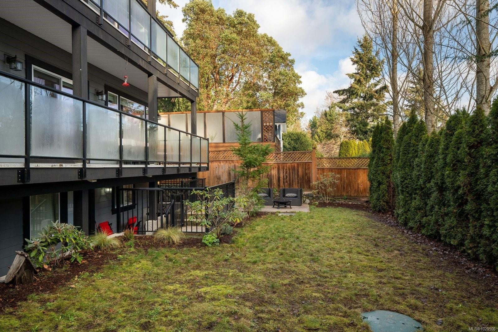 5173 Lochside Dr, Saanich, BC