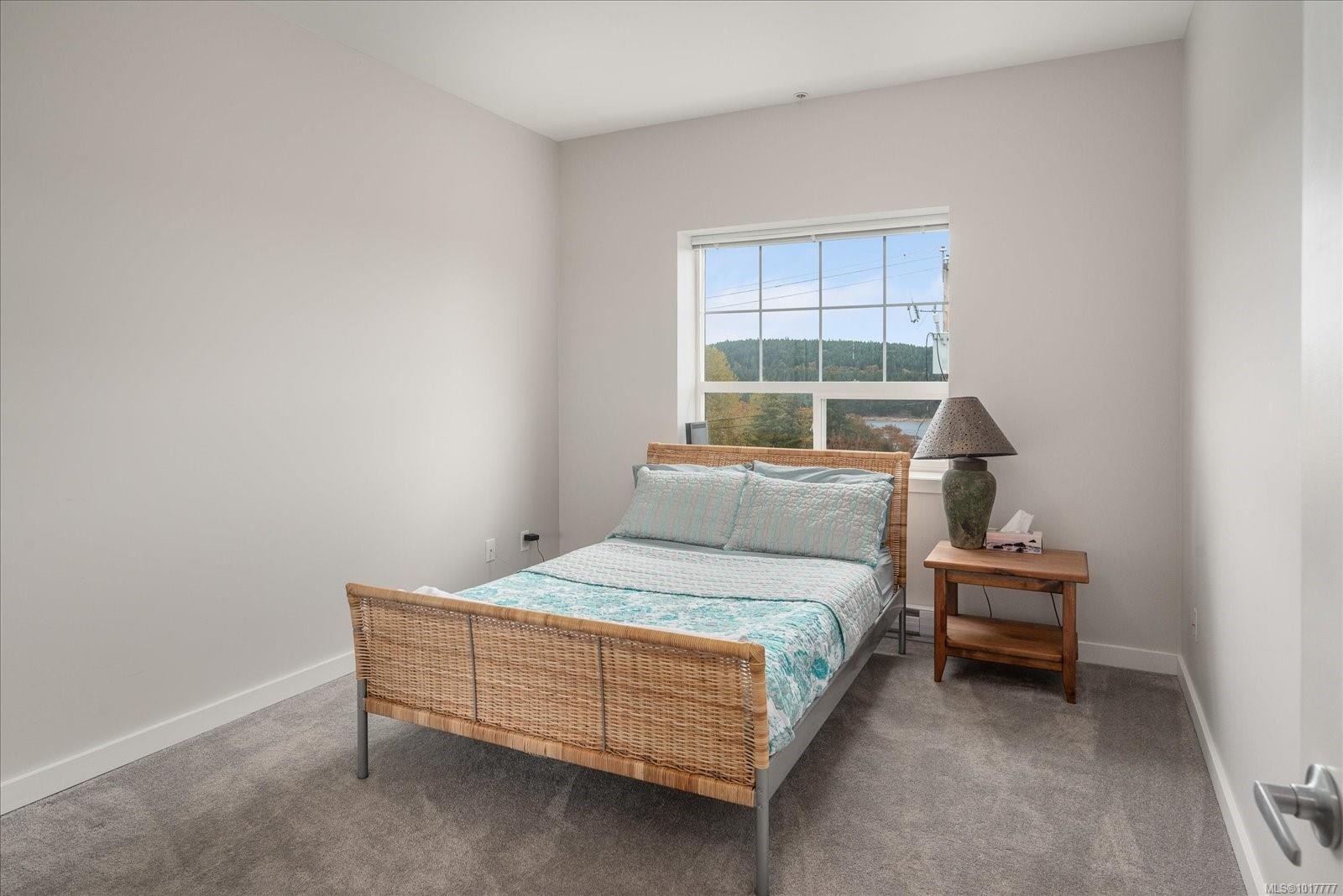 F-16 High St, Ladysmith, BC - Indoor Photo Showing Bedroom