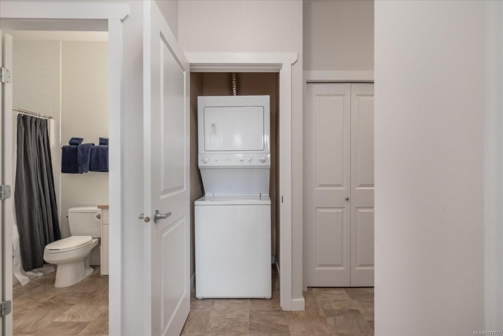 F-16 High St, Ladysmith, BC - Indoor Photo Showing Laundry Room