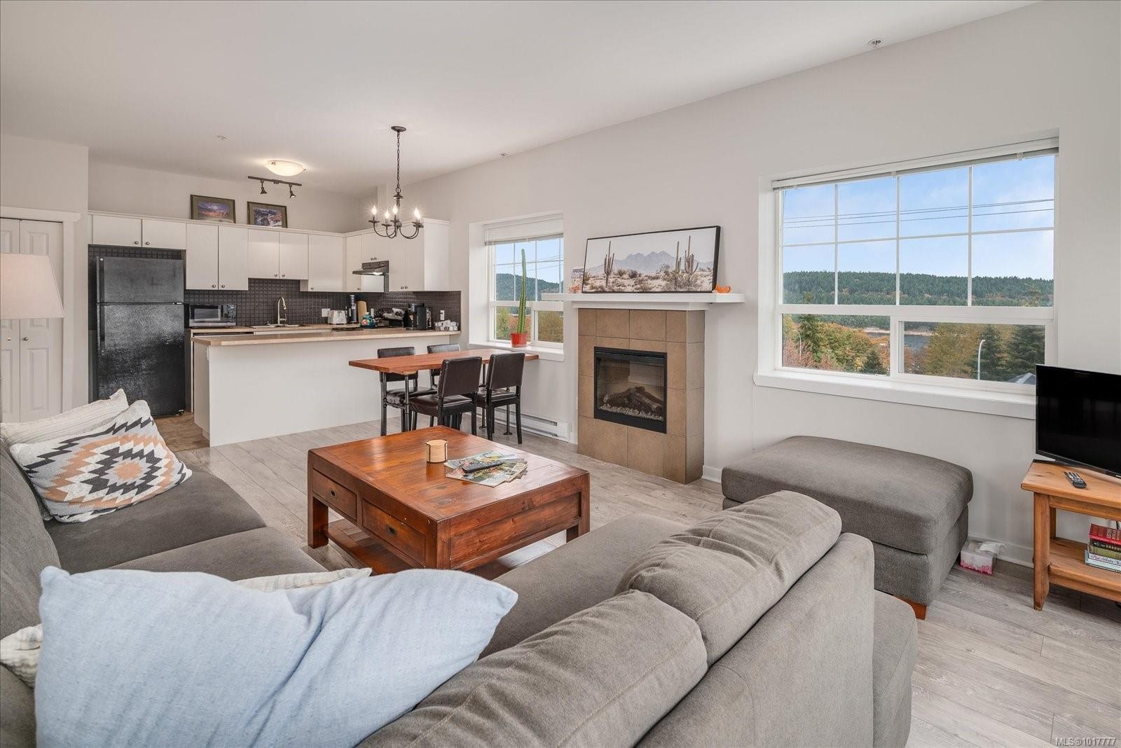 F-16 High St, Ladysmith, BC - Indoor Photo Showing Living Room With Fireplace
