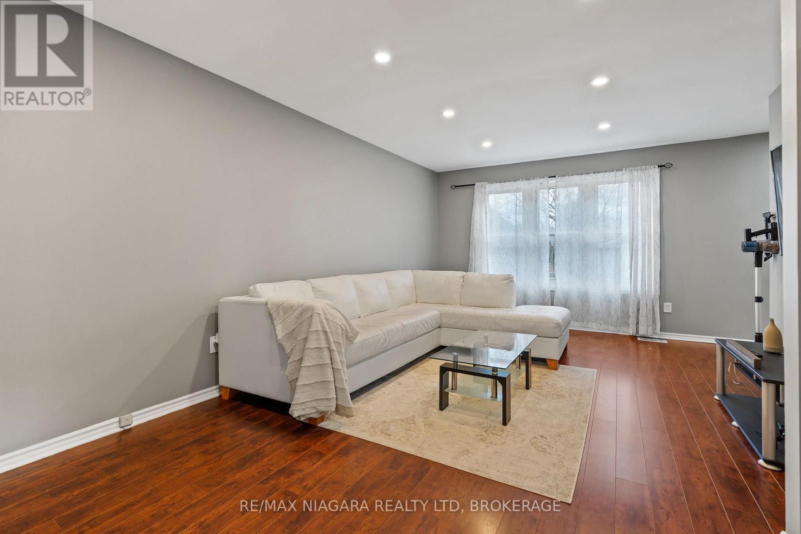 19 Lampman Crescent, Thorold (Confederation Heights), ON - Indoor Photo Showing Living Room