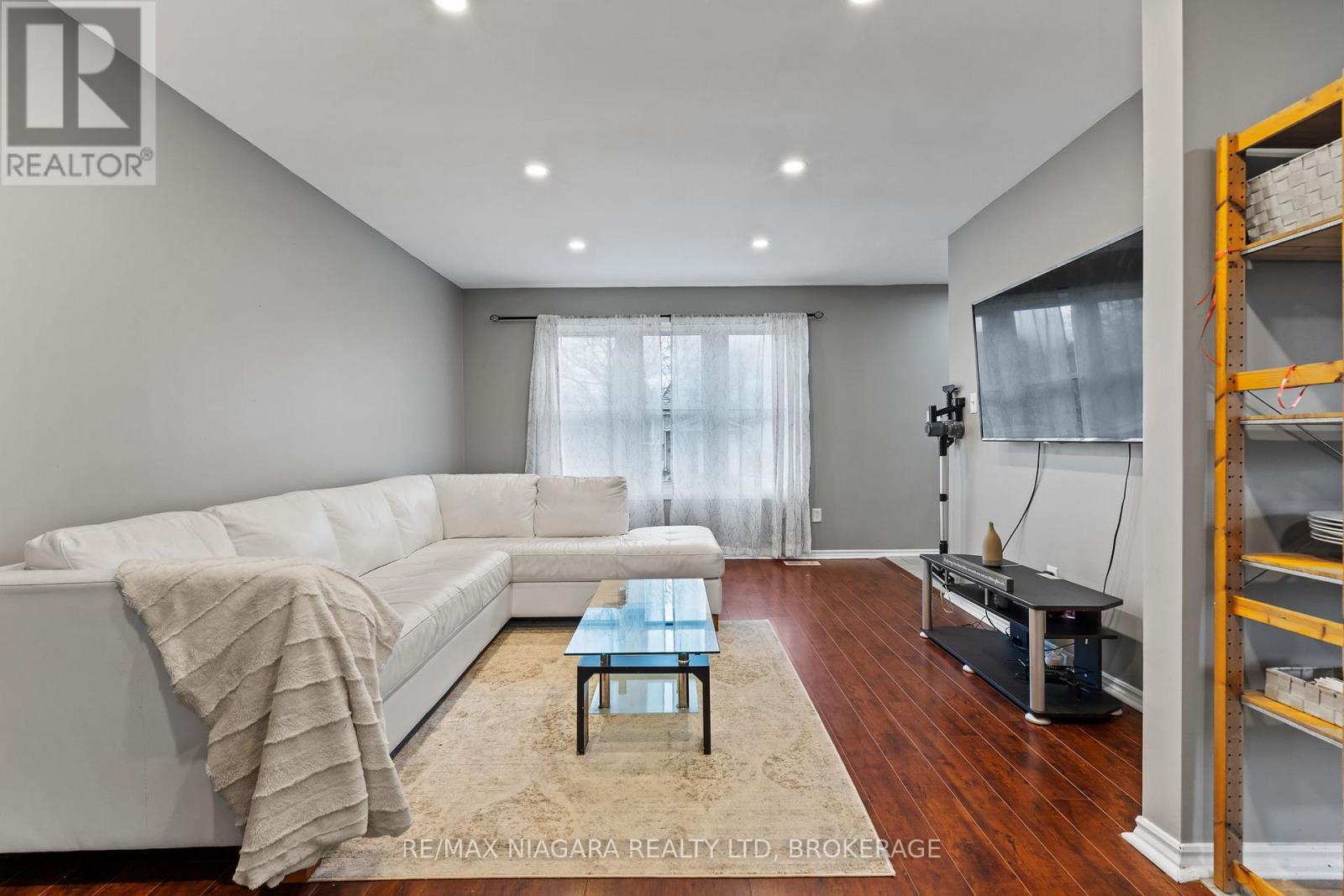 19 Lampman Crescent, Thorold (Confederation Heights), ON - Indoor Photo Showing Living Room