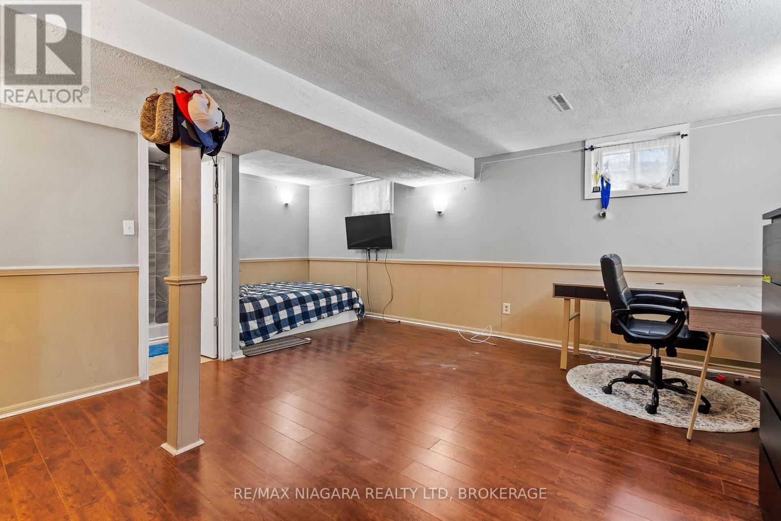 19 Lampman Crescent, Thorold (Confederation Heights), ON - Indoor