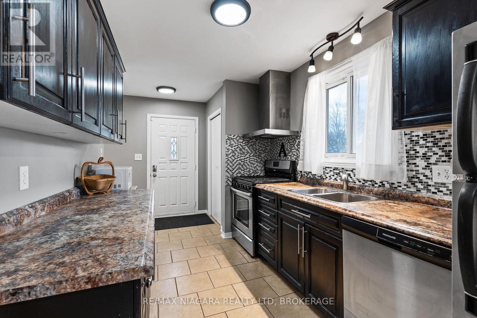 19 Lampman Crescent, Thorold (Confederation Heights), ON - Indoor Photo Showing Kitchen With Double Sink