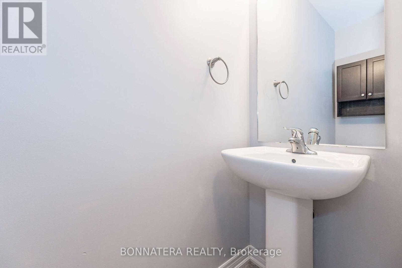 7 Lakefront Drive, Hamilton, ON - Indoor Photo Showing Bathroom