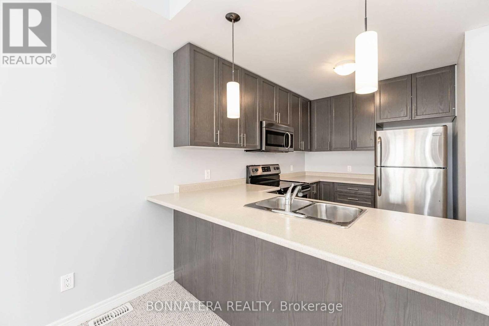 7 Lakefront Drive, Hamilton, ON - Indoor Photo Showing Kitchen With Double Sink