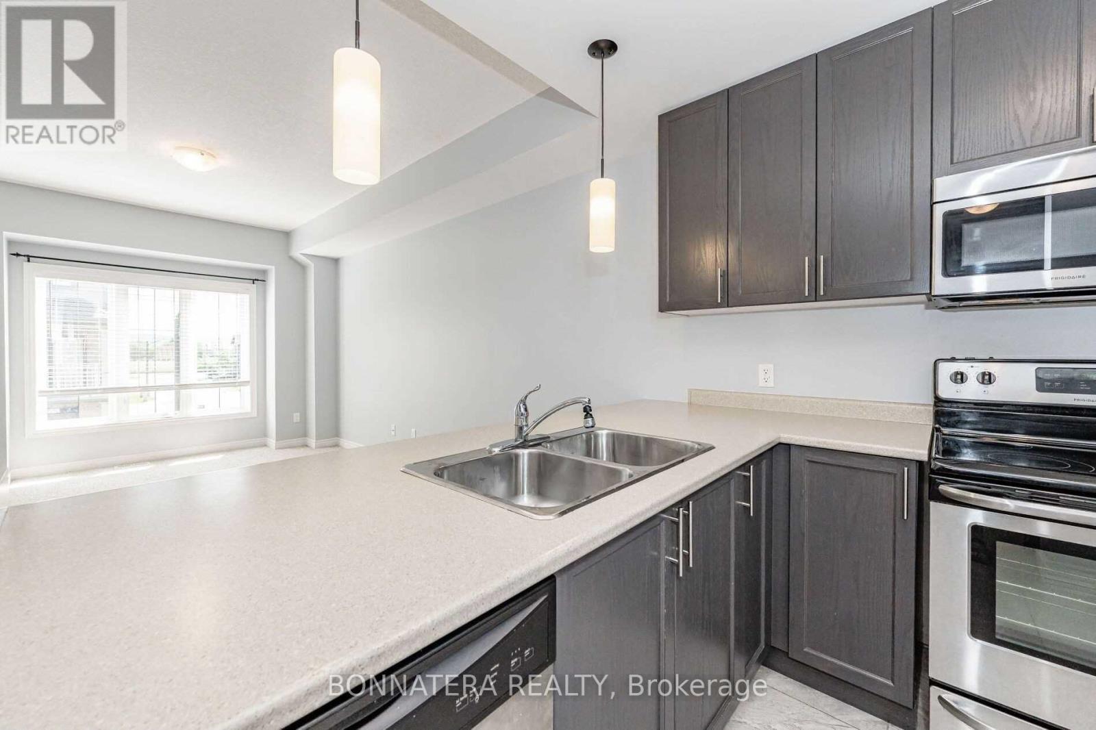 7 Lakefront Drive, Hamilton, ON - Indoor Photo Showing Kitchen With Double Sink