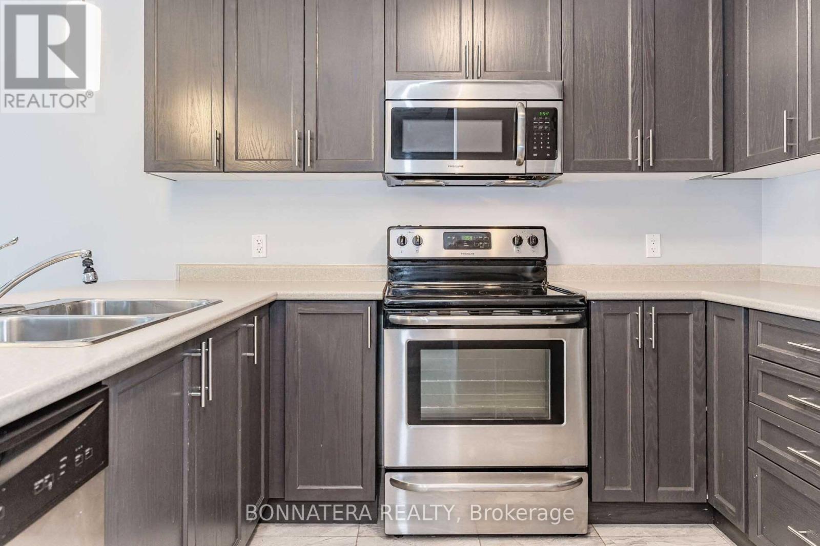7 Lakefront Drive, Hamilton, ON - Indoor Photo Showing Kitchen With Double Sink With Upgraded Kitchen