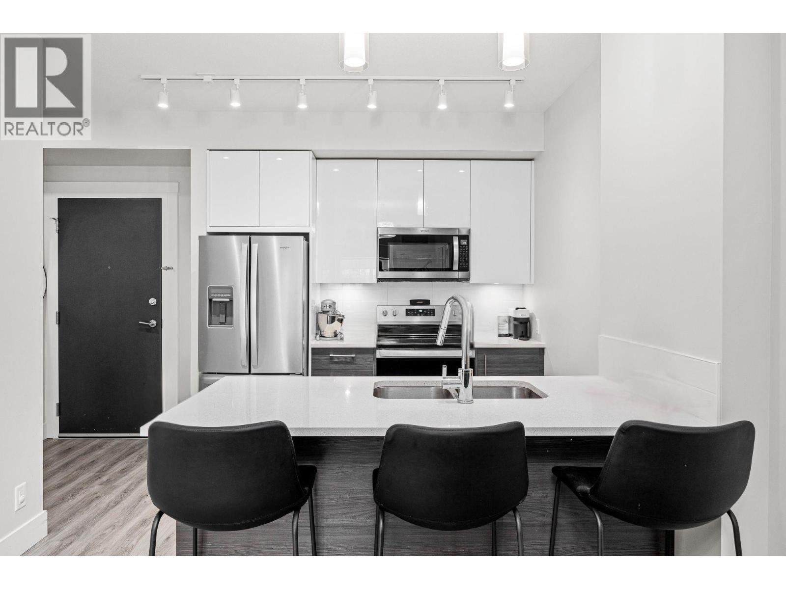 191 Hollywood Road Unit# 403, Kelowna, BC - Indoor Photo Showing Kitchen With Double Sink With Upgraded Kitchen