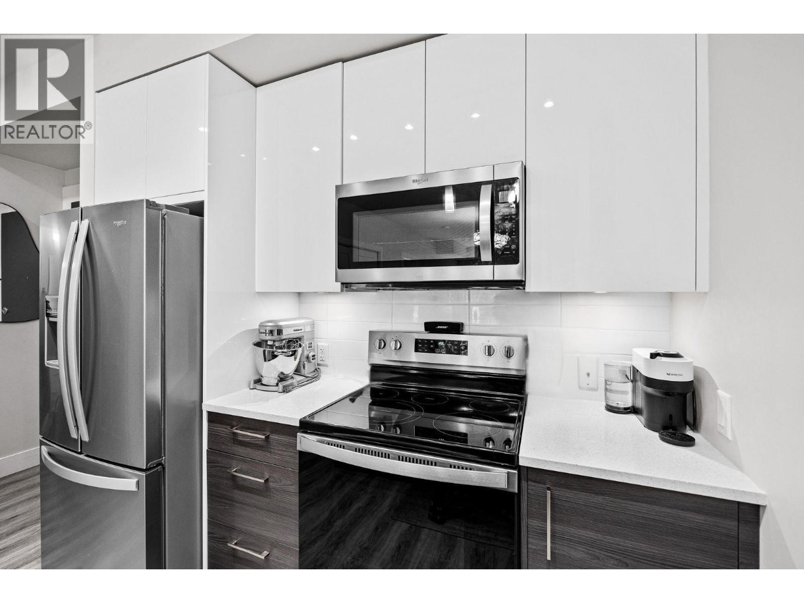 191 Hollywood Road Unit# 403, Kelowna, BC - Indoor Photo Showing Kitchen With Upgraded Kitchen