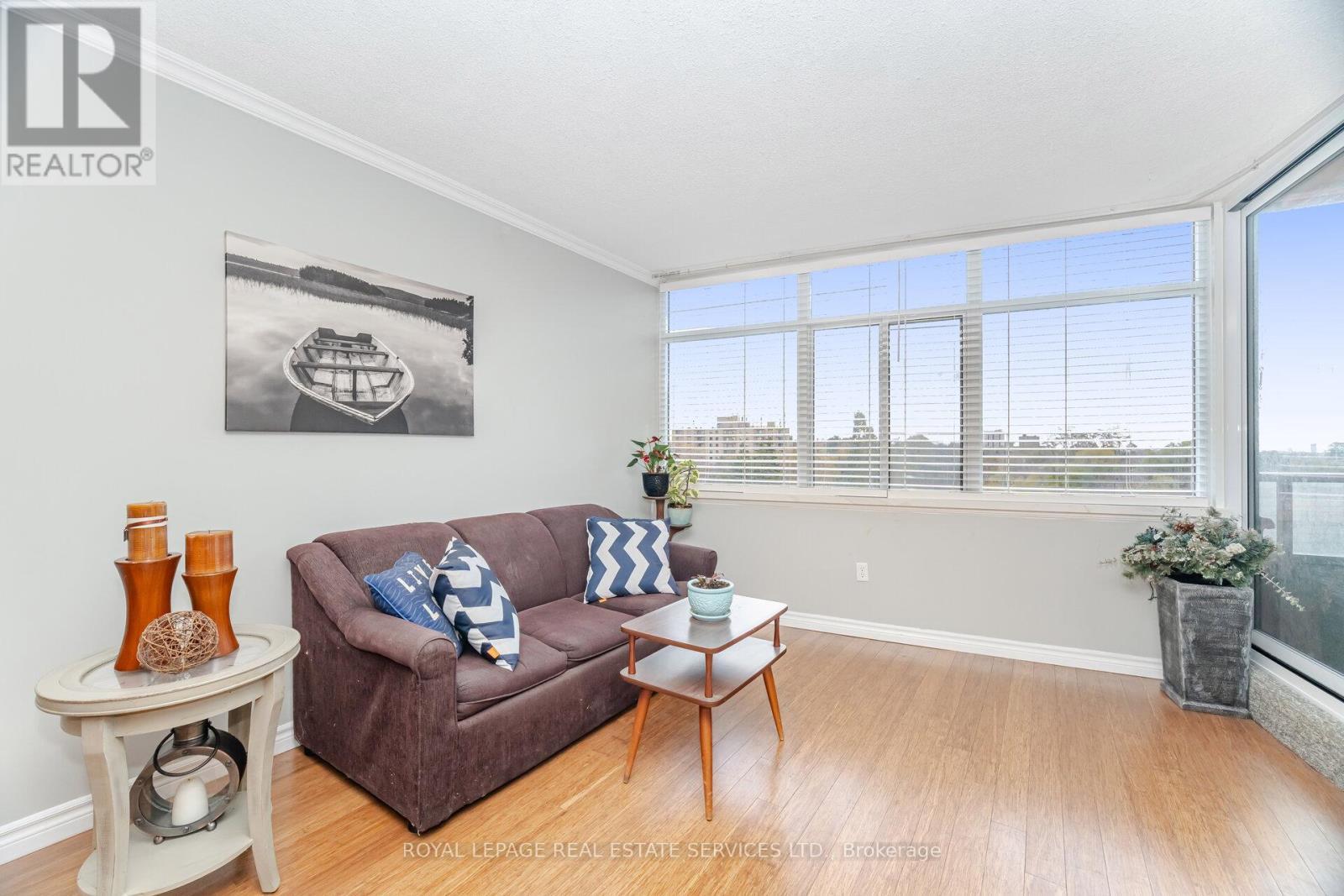 708 - 3100 Kirwin Avenue, Mississauga, ON - Indoor Photo Showing Living Room