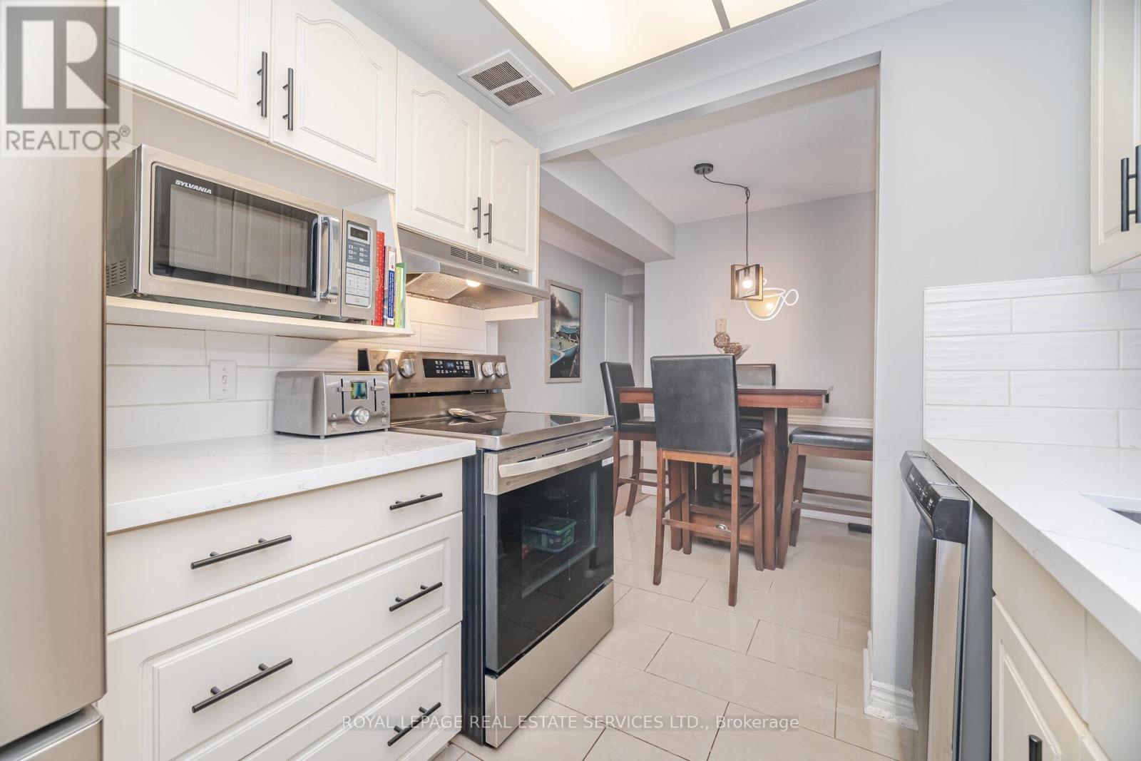 708 - 3100 Kirwin Avenue, Mississauga, ON - Indoor Photo Showing Kitchen