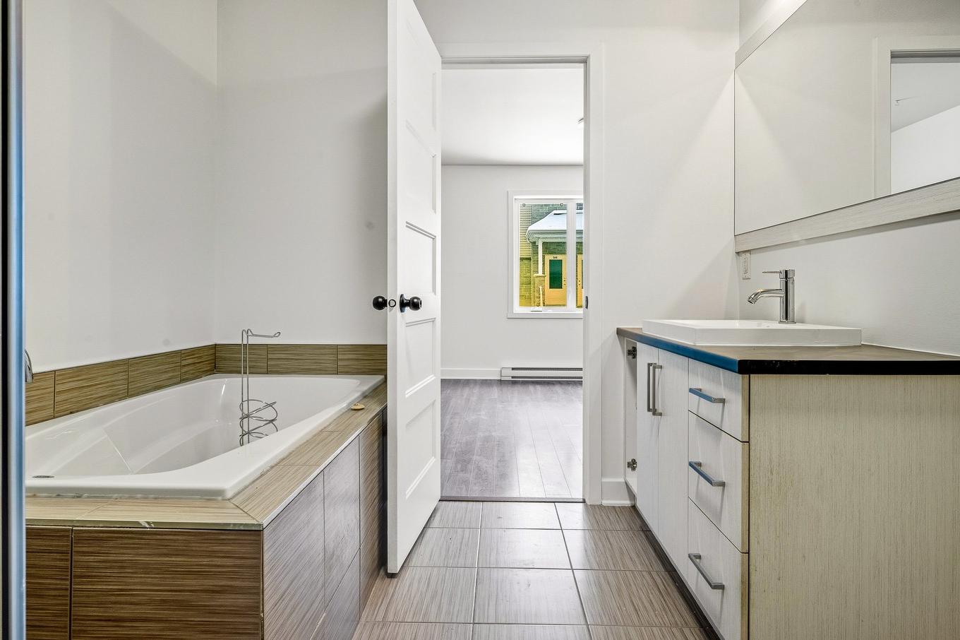 Bathroom - 550 Rue Valiquette, Sainte-Adèle, QC - Indoor Photo Showing Bathroom