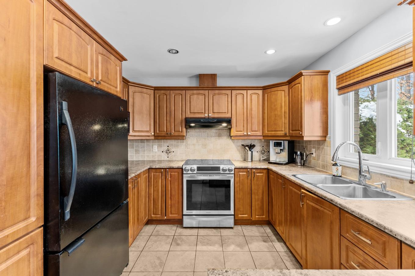 Kitchen - 57 Rue De La Valline, Notre-Dame-De-L'Île-Perrot, QC - Indoor Photo Showing Kitchen With Double Sink
