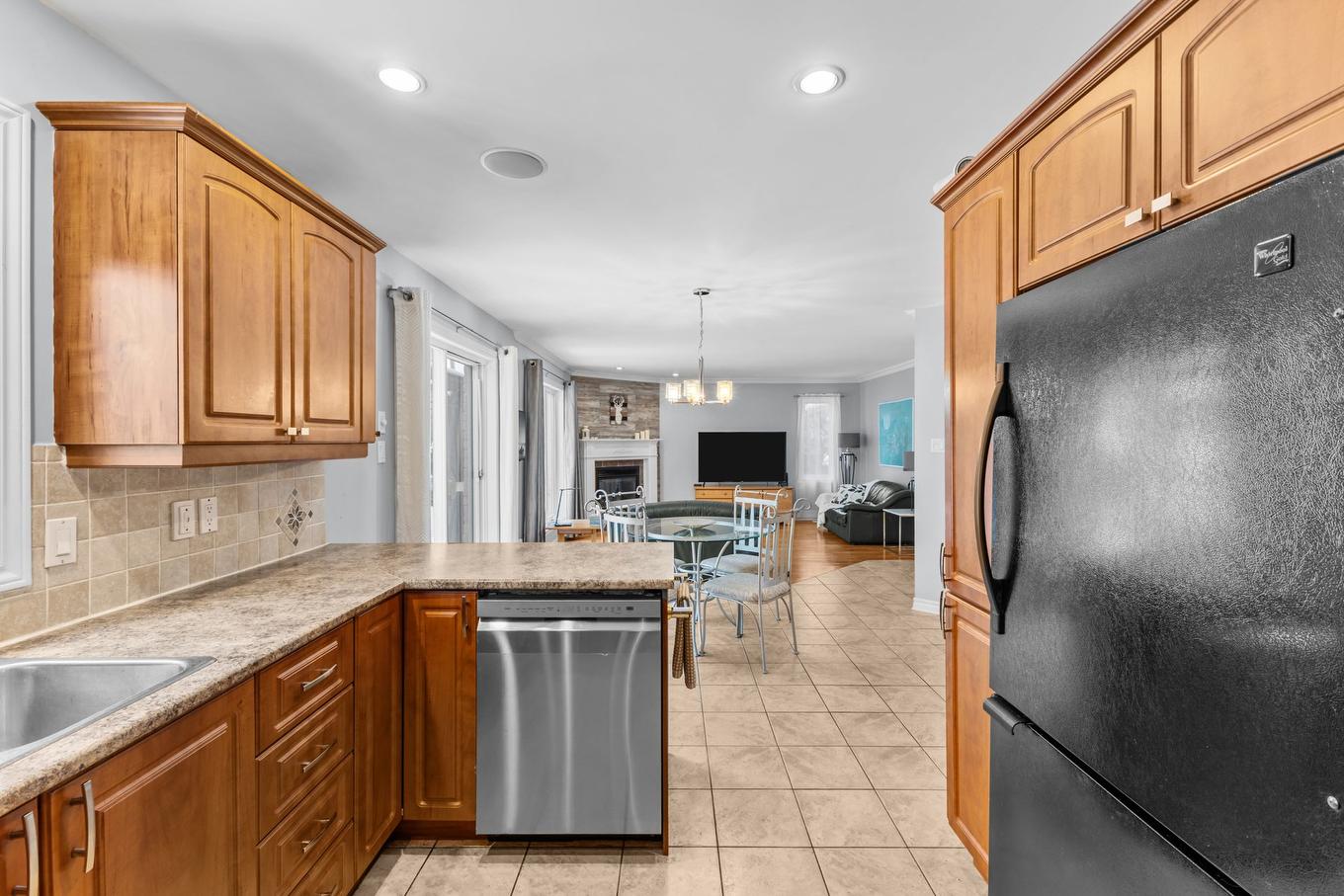 Kitchen - 57 Rue De La Valline, Notre-Dame-De-L'Île-Perrot, QC - Indoor Photo Showing Kitchen