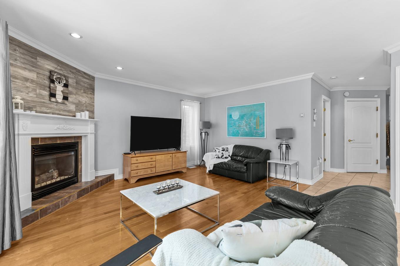 Family room - 57 Rue De La Valline, Notre-Dame-De-L'Île-Perrot, QC - Indoor Photo Showing Living Room With Fireplace