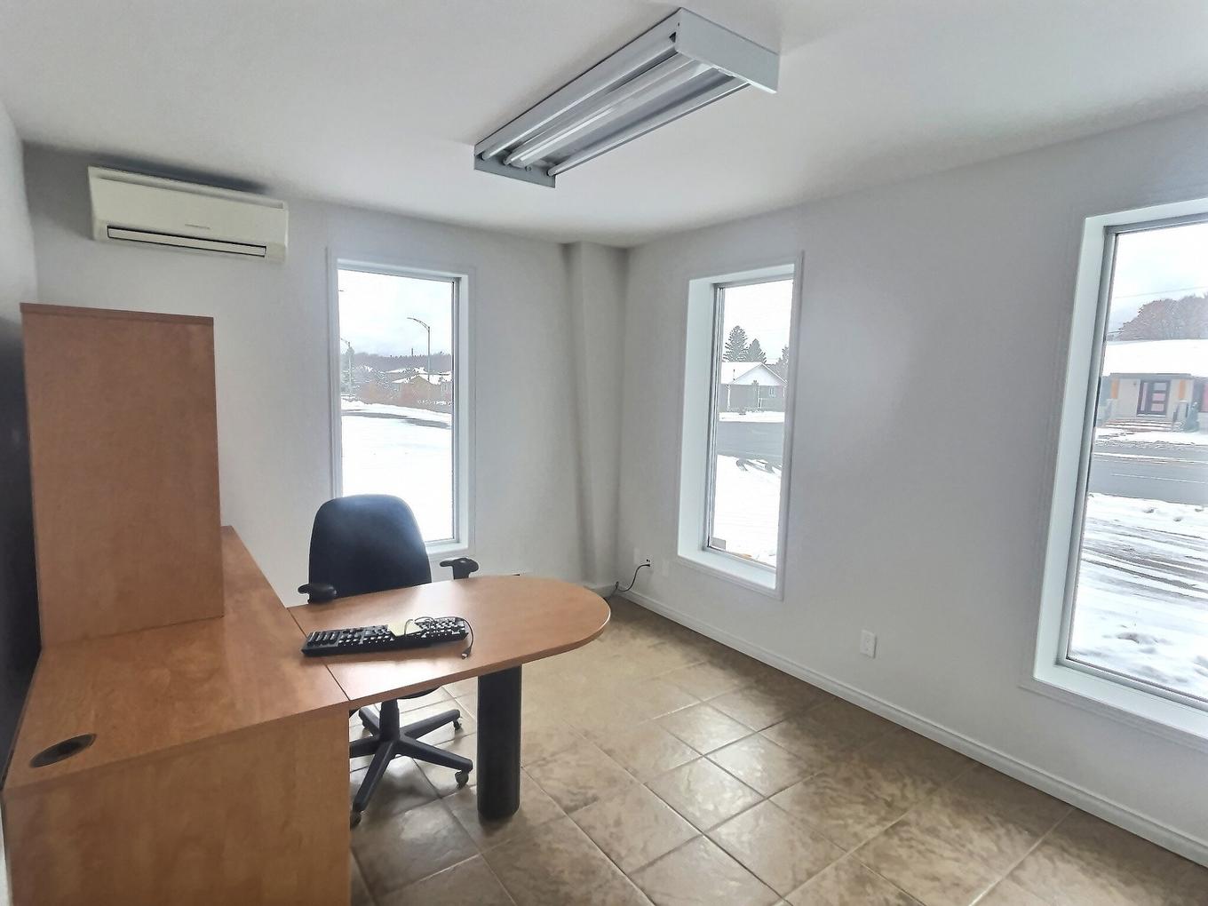 Office - 325 Boul. Rideau, Rouyn-Noranda, QC - Indoor Photo Showing Office