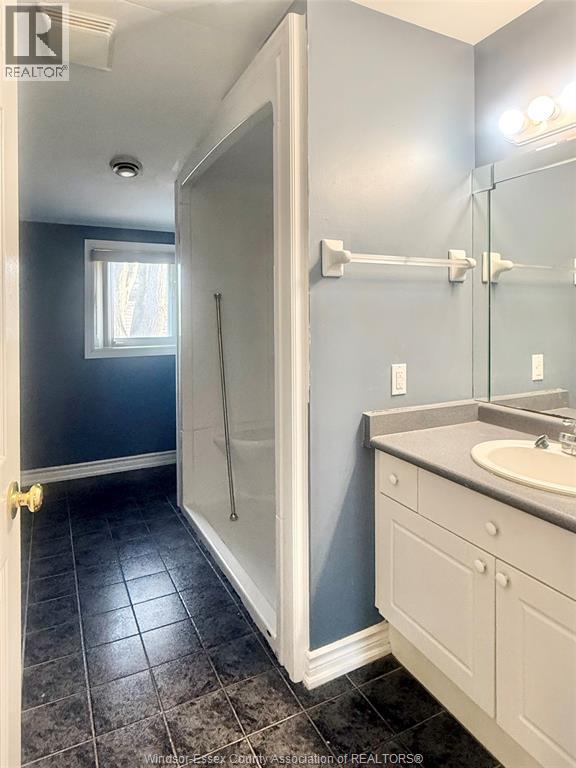 695 Front Road North Unit# Upper/Lower, Amherstburg, ON - Indoor Photo Showing Bathroom